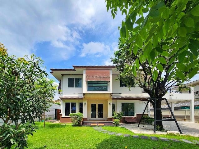 PB5850ให้เช่า บ้านเดี่ยว ซอย โยธินพัฒนา 11 หมู่บ้าน @บ้านลาดพร้าว Exclusive & Residence บ้านหลังใหญ่ ทำเลติดถนนเลียบด่วนเอกมัย–รามอินทรา ใกล้ Central Eastvilleติดต่อ คุณปอ : 061 619 8565ID line: 061 619 8565แอดไลน์กดที่ลิงค์นี้ได้เลยครับ : https://line.me/ti/p/zu0mm-ozFXติดต่อ คุณบิว : 081 252 3279 ID line: 061 787 9691แอดไลน์กดที่ลิงค์นี้ได้เลยครับ : https://line.me/ti/p/SR5Ehdv_q-ราคาเช่า 130,000 บาท/เดือน- เลี้ยงสัตว์ได้รายละเอียด :บ้านเดี่ยว 2 ชั้นขนาดที่ดิน 200 ตร.วา | พื้น