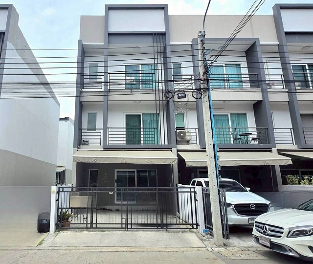 ตลาดนัมเบอร์วัน ราม 2 1.2 กม. ตลาดศรีตะกล่ำ 1.3 กม. ให้เช่าบ้านทาวน์โฮม 3 ชั้น 3 นอน 3 น้ำเมกาบางนา  สวนหลวง ร.9 2.2 กม.