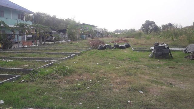 ##ขายที่ดิน  2-2-0 ไร่  ถนนศาลเจ้าสมบุญ  ใกล้เทศบาลหลักหก อ.เมือง  จ.ปทุมธานีโซน : อ.เมือง  จ.ปทุมธานีที่ตั้ง :  ถ.ศาลเจ้าสมบุญ  ต.หลักหก  อ.เมืองปทุมธานี  จ.ปทุมธานีลักษณะโดยทั่วไป- ที่ดินเปล่า ถมแล้ว  ติด ถนนศาลเจ้าสมบุญ- เนื้อที่  2-2-0  ไร่,  แปลงสวย- หน้ากว้างติดถนนศาลเจ้าสมบุญ  20 ม.  ลึก  180 ม.- แปลงสวย บรรยากาศเงียบสงบ น่าอยู่อาศัย- ศูนย์กลางธุรกิจ การค้าขาย มีแปลงเดียวเท่านั้น!!-