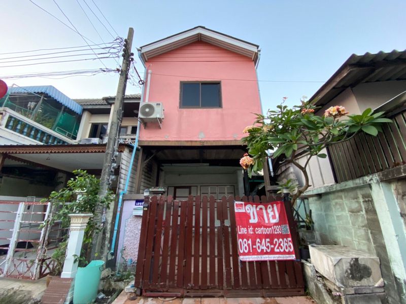 M 1214ทาวน์เฮ้าส์ 2 ชั้น หมู่บ้านราณี 7 สวนสยาม ซอย 4 เลขที่ 110 ซอยสวนสยาม 24 แยก 10 แขวงคันนายาว เขตคันนายาว กทม. 10230รายละเอียดทรัพย์- ขนาด 23.5 ตารางวา- 2 ชั้น - 3 ห้องนอน - 2 ห้องน้ำ - 1 ห้องรับแขก - จอดรถได้ 1 คัน - มี แอร์ 2 เครื่อง - พื้นบ้านชั้นล่าง ปูพื้นด้วยกระเบื้อง รวมโรงจอดรถหน้าบ้านด้วย- ชั้นบนพื้นปู ปาเก้ - ต่อเติม 1 ห้องพระ - ต่อเติม 2 ห้องเก็บของ ราคาขาย 1,990,000 บาทค่าใช้จ่ายการโอน 50/50 