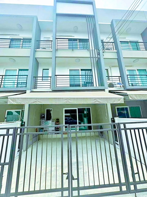 รร.นานาชาติราฟเฟิลส์อเมริกัน 2.5 กม.ให้เช่าบ้านทาวน์โฮม 3 ชั้น 3 นอน 3 น้ำ เมกาบางนา  รพ.ปิยะมินทร์ 1.2 กม. สวนหลวง ร.9 2.2 กม.