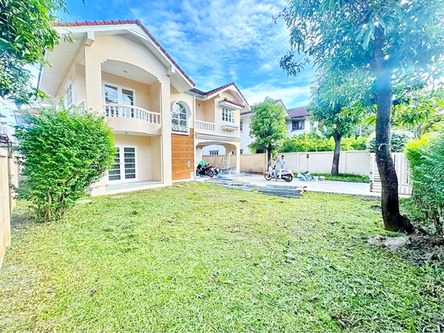 รร.นานาชาติฮีทฟิลด์ 2.1 กม. MRT น้อมเกล้า 2 กม.ใหม่ทั้งหลัง 95ตร.วา.ตลาดซีรอ 700ม.ให้เช่าบ้านเดี่ยว 2 ชั้น 295ตร.ม. 3น้ำ พร้อมสวน