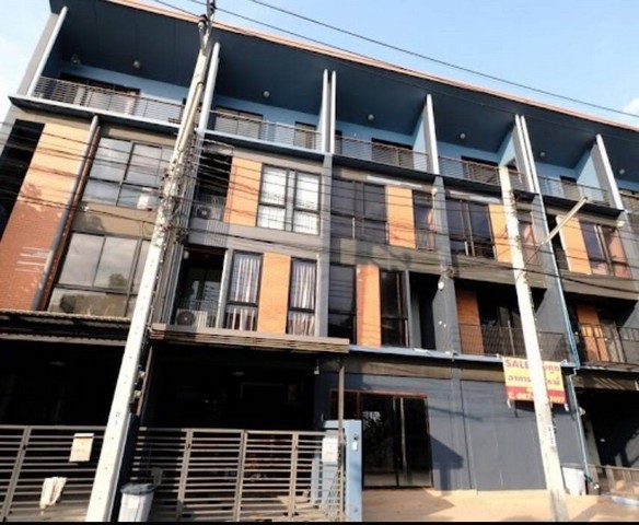 M650411ทาวน์โฮม Haus 35 (แจ้งวัฒนะ 35)ทาวน์โฮมสวย 3.5 ชั้น ทำเลศักยภาพสูงในย่านแจ้งวัฒนะตกแต่งพร้อมเข้าอยู่ เหมาะสำหรับอยู่อาศัยหรือทำโฮมออฟฟิศ✨ รายละเอียดทรัพย์ขนาด: 3.5 ชั้น3 ห้องนอน + 1 ห้องอเนกประสงค์3 ห้องน้ำแอร์ 4 เครื่องทำเลดีมาก! ติดสวนหน้าโครงการ และอยู่ตรงข้ามคลับเฮ้าส์???? สถานที่ใกล้เคียงรถไฟฟ้าสายสีชมพู สถานีศรีรัชสถานีอิมแพ็ค เมืองทองธานีจุดขึ้น-ลงทางด่วนเ