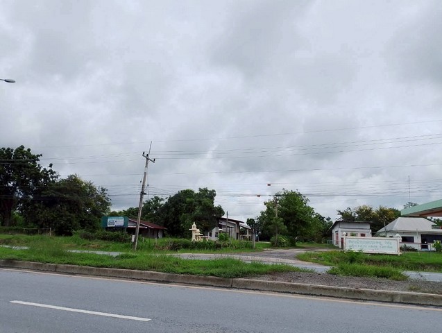 M650484โอกาสทองสำหรับนักลงทุนอสังหาและธุรกิจพลังงาน!ที่ดินสวย ขนาด 16 ไร่ ทำเลศักยภาพสูง ติดถนนหลัก 4 เลน สายตัดใหม่ “ประทาย–ชุมพวง–บุรีรัมย์”บนพื้นที่มี ปั๊มน้ำมันบางจากเดิม (ยังเปิดดำเนินกิจการอยู่) เหมาะสำหรับนักลงทุนที่ต้องการต่อยอด หรือพัฒนาโครงการเชิงพาณิชย์ในอนาคต✨ จุดเด่นของทรัพย์✅ ที่ดินหน้ากว้าง พื้นที่ใช้สอยมาก✅ ทำเลติดถนนใหญ่ รถสัญจรตลอดวัน