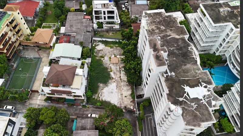 ขายที่ดินเอกมัย 126 ตารางวาราคาขายรวม 55 ล้านบาทตารางวาละ 436,508 บาทค่าใช้จ่ายในการโอนฝ่ายละครึ่งมีสิ่งปลูกสร้างในที่ดินเป็นบ้านเก่าเหมาะทํา: บ้านพักอาศัยจากถนนสุขุมวิท 63 เข้าซอยเอกมัย8 เพียง 130 เมตรที่ดินประเภท ย.๑๐ บริเวณ ย.๑๐-๘โซนสี: สีนําตาล ที่ดินประเภทที่อยู่อาศัยหนาแน่นพิกัด:ถนน: สุขุมวิท 63 (เอกมัย ซอย8)แขวง: พระโขนงฝั่งเหนือเขต: วัฒนาจังหวัด: กรุงเทพฯ 10110https://maps.