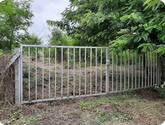 M650410ขายด่วน! ที่ดิน 5 ไร่เศษ ใกล้วัดนายาว พระพุทธบาท สระบุรี – ทำเลดี เข้าออกได้ 3 ทาง ราคาน่าลงทุน ???????? ทำเล: ตำบลนายาว อำเภอพระพุทธบาท จังหวัดสระบุรี???? ขนาดที่ดิน: 5 ไร่ 1 งาน 82 ตารางวา???? ราคาขาย: ไร่ละ 470,000 บาท (ขายยกแปลงเท่านั้น)✨ จุดเด่นของที่ดินเป็นที่นาและที่ดินถมบางส่วนมีบ่อเลี้ยงปลาในพื้นที่ปลูกต้นมะขามเปรี้ยวและต้นขี้เหล็กล้อมรั้วลวดหนามเรียบร้อยถนนเข้าถ