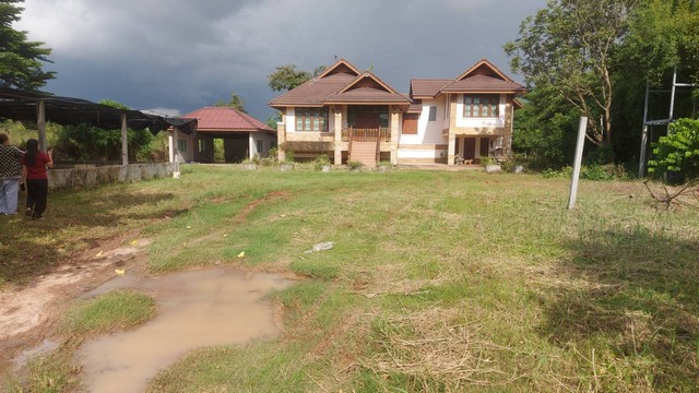 ขายที่ดินพร้อมบ้านเดี่ยว เนื้อที่รวม 4-1-95.1 ไร่แปลงสวยรูปสี่เหลี่ยมผืนผ้า หน้ากว้าง 32 ม. ลึก 145 ม.เหมาะสำหรับอยู่อาศัย ทำบ้านสวน หรือพัฒนาเป็นรีสอร์ท/โฮมสเตย์รายละเอียดทรัพย์สิน:- บ้านเดี่ยว 1 หลัง* 3 ห้องนอน* 3 ห้องน้ำ* ห้องรับแขกขนาดใหญ่ โปร่งสบาย- โรงจอดรถ- บ่อปลา 1 บ่อ- พื้นที่รอบบ้านสามารถจัดสวน ทำเกษตร หรือพัฒนาเพิ่มเติมได้จุดเด่น:- ทำเลดี บรรยากาศเงียบสงบ น่าอ