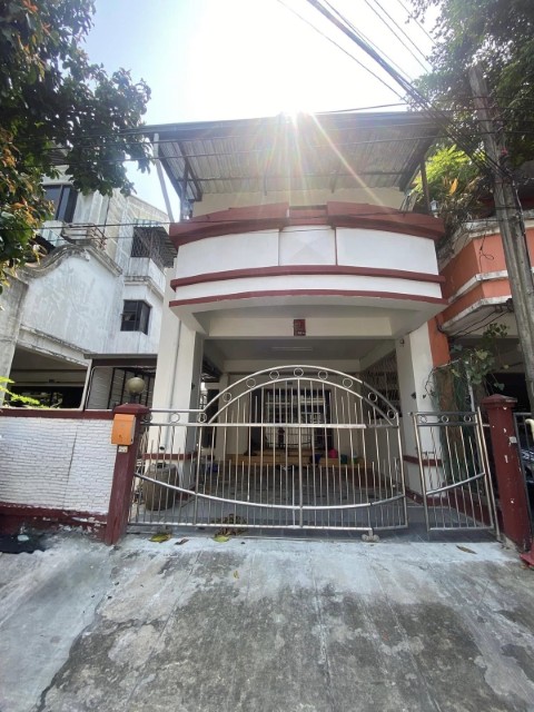 ให้เช่าทาวนน์โฮม3ชั้นใกล้ทาวน์อินทาวน์  ถนนเลียบด่วนรามอินทรา แอร์ครบเฟอร์ฯบางส่วน 3 นอน 4 น้ำ 2 ห้องโถงกว้าง ราคา 30,000 บ/ด 