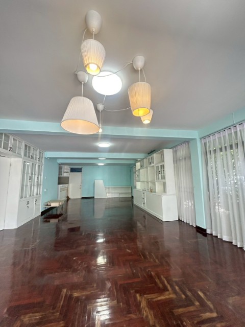 บ้านเดี่ยวใกล้แยกรัชดา-ลาดพร้าวที่ดิน136ตรว300ตร.ม4นอน3น้ำจอดรถ5-6คันและMRTลาดพร้าวเช่า65,000บาท/เดือนถ.ลาดพร้าว