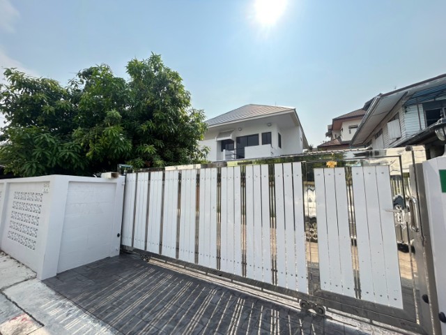 ให้เช่าบ้านเดี่ยวถนนลาดพร้าว71ที่ดิน102ตร.ว4นอน4น้ำตกแต่งใหม่ทั้งหลังเฟอร์ฯครบเช่า65000บาทใกลฺ้Central East villeถ.สังคมสงเคราะห์