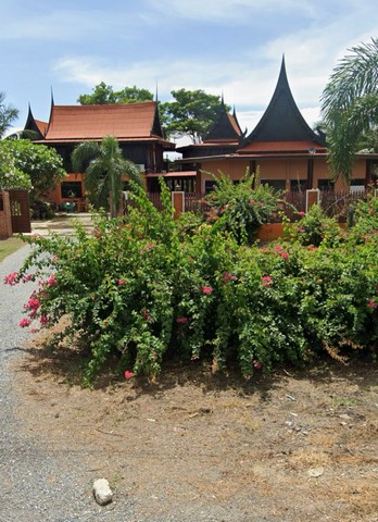 M650407ขายบ้านทรงไทยสวย สไตล์ไทยแท้ ทำเลเงียบสงบ เหมาะสำหรับอยู่อาศัยหรือทำโฮมสเตย์???? ตั้งอยู่ที่ ตำบลบ้านแพน อำเภอเสนา จังหวัดพระนครศรีอยุธยาพื้นที่ดิน: 2 ไร่???? ราคาขาย: 9,000,000 บาท???? ค่าโอนคนละครึ่ง (50/50)???? ติดธนาคารอยู่ประมาณ 6 ล้านบาท???? รายละเอียดภายในบ้าน2 ห้องนอน 2 ห้องน้ำ (เรือนหลักและเรือนรองมีห้องน้ำในตัวทั้งสองหลัง)ใต้ถุนบ้าน มี 1 ห้องนอน, 1 ห้องน้ำ, 1 ห้องครัวเรื