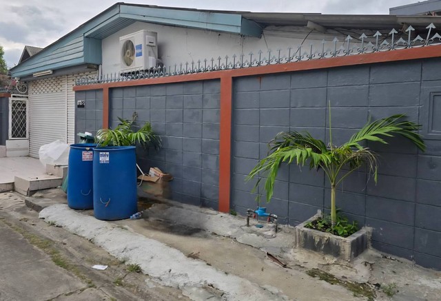 ให้เช่าอาคารบ้านชั้นเดียว สุทธิสาร รัชดา ห้วยขวางบ้านเลขที่37 •พื้นที่ 100ตรว. สร้างเต็มเนื้อที่  •พื้นที่ใช้สอย 300กว่าตารางเมตร  •5ห้องนอน  3ห้องน้ำ 2ห้องโถง  1ห้องทำงาน•แอร์ 2เครื่อง /ไม่มีเฟอร์นิเจอร์ เหมาะทำเป็นที่เก็บ-กระจายสินค้า Office ไลฟ์สด  ทำออฟฟิศ โปรดั๊กเฮ้าส์และพักอาศัย อยู่ถนนสุทธิสาร ช่วงใกล้แยก20มิถุนา ออกเหม่งจ๋าย-ลาดพร้าวซอย 48และซอย64ได้ห่างMRTสุทธิส