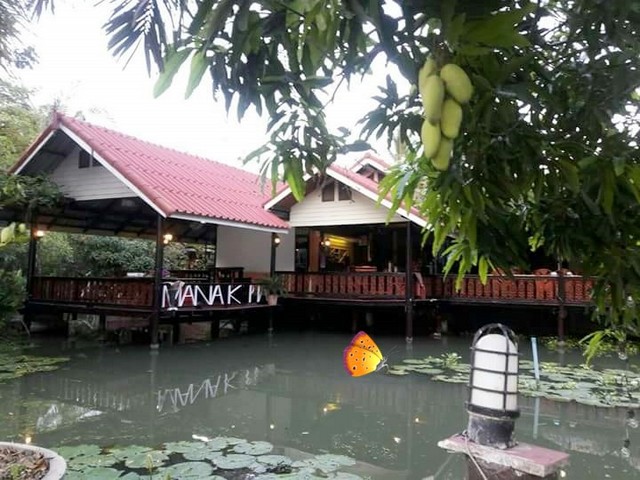 ให้เช่าหรือ เซ้ง และขาย รีสอร์ท พร้อมที่ดินเกือบ 3 ไร่ มีบ้าน 7 หลัง รวมห้อง พักประมาณ 15 ห้อง ราคาห้องพักเริ่มที่350/ 450 /550 และ 650/วัน บ้านเดี่ยวสไตล์บังกะโล วันละ 1,500-1,800 บาท ตกแต่งพร้อมดำเนินการต่อได้เลย อุปกรณ์ควบใน การเช่ามี 2ห้องครัว สำเร็จรูป พร้อมตู้เย็น โต๊ะเก้าอี้ แอร์ อยู่ตำบลบางปลา อำเภอบางเลน  จังหวัดนครปฐม 73130 สถานที่ใกล้เคียงมี ตลาดน้ำลำพญา วัดบางปลาและวั