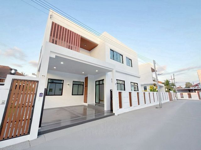 โซนแม่เหียะ ขาย 4.99 ล้าน 55 ตรว. บ้านใหม่ 2 ชั้น สไตล์โมเดิร์น อ.เมืองเชียงใหม่ บ้านหลังใหญ่ พร้อมของแถมจัดเต็ม ทำเลดี ใกล้สนามบิน