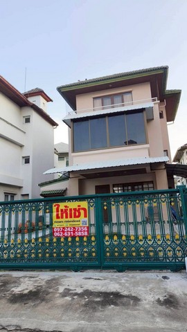 M650492ให้เช่าบ้านเดี่ยว 3 ชั้น หมู่บ้านพิมาน 1 พร้อมเฟอร์นิเจอร์ ทำเลดี ใกล้สวนหลวง ร.9 เพียง 700 เมตร???? ที่ตั้ง: หมู่บ้านพิมาน 1 ซอยเฉลิมพระเกียรติ ร.9 ซอย 28 แขวงหนองบอน เขตประเวศ กรุงเทพมหานคร???? ขนาดที่ดิน: 59 ตารางวา???? ลักษณะบ้าน: บ้านเดี่ยว 3 ชั้น????️ ห้องนอน: 4 ห้อง???? ห้องน้ำ: 3 ห้อง???? ค่าเช่า: 25,000 บาท/เดือน???? ค่าเช่ารวมเครื่องใช้ไฟฟ้า: 28,000 บาท/เดือน???? รายละเอียดภายในบ้านชั้น 1: ห้อง