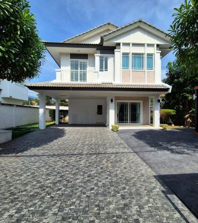 ให้เช่า 48,000/เดือน*“สีวลี เชิงดอย (Serene Lake)”ต.แม่เหียะ อ.เมือง จ.เชียงใหม่โครงการหรู บรรยากาศสงบ ร่มรื่น วิวดอย วิวทะเลสาบ เดินทางสะดวก ใกล้สนามบินเพียง 10 นาที.รายละเอียดบ้านขนาดที่ดิน 85 ตร.ว.  พื้นที่ใช้สอย 340 ตร.ม.4 ห้องนอน 3 ห้องน้ำจอดรถได้ 4 คันบ้านตกแต่งใหม่ เฟอร์นิเจอร์และเครื่องใช้ไฟฟ้าใหม่ทั้งหลัง.ค่าเช่า 48,000 บาท/เดือนสัญญา 1 ปี | ประกัน 2 เดือน + ล่วงหน้า 1 เดือน.ภายในค