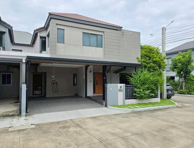 หมู่บ้านเวนิว เวสต์เกต หลังมุม  บ้านสวยสภาพดี พร้อมเฟอร์นิเจอร์เข้าอยู่ทันที