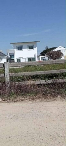 ขายที่ดินเปล่าถมแล้ว เนื้อที่ 220 ตรว. ใกล้วัดน้ำโจ้ ต.ดอนแก้ว อ.สารภี จ.เชียงใหม่ ที่ดินถมแล้ว พร้อมใช้งาน มีน้ำ-ไฟพร้อม ล้อมรั้วแล้ว ทำเลดี เข้าออกสะดวก อยู่ในแหล่งชุมชนแต่ไม่วุ่นุวาย การเดินทางสะดวกสบาย บรรยากาศเงียบสงบ เหมาะสำหรับสร้างที่อยู่อาศัย โฮมสเตย์ หรือทำธุรกิจเล็ก ๆขายตรว.ละ 10,000 บาทราคารวม 2,200,000 บาทผู้ซื้อจ่ายค่าโอนค่าภาษีเองทุกอย่างครับ ราคานี