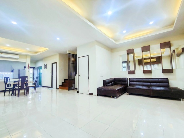 ตลาดไท 3กม.  ม.ธรรมศาสตร์ รังสิต 1.1 กม. 34 ตร.วา. 254ตร.ม. 2-3นอน  หลังริม ใหญ่ พร้อมเฟอร์ฯ แอร์ใหม่  BRT ม.ศูนย์รังสิต ให้เช่าบ้าน2 ชั้น 