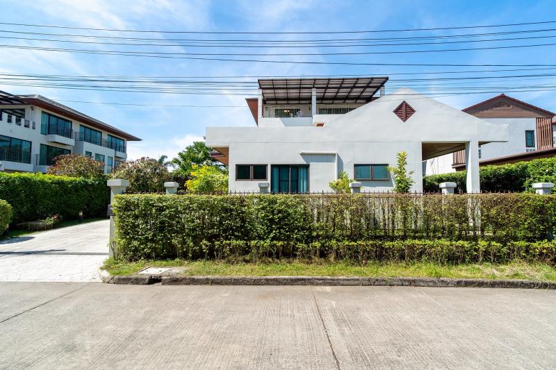 ให้เช่าคฤหาสน์หรูสไตล์โมเดิร์น 3 ชั้น (พร้อมสระว่ายน้ำในตัว)  200วา 589 ตารางเมตร 6ห้องนอน 7ห้องน้ำ ถนนพระราม 9 มอเตอร์เวย์ 