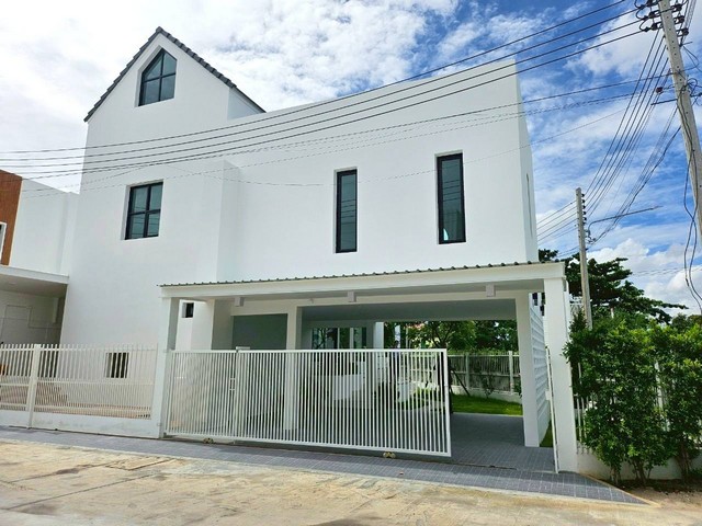 บ้านเดี่ยวสร้างใหม่โซนอมตะชลบุรี บ้านสร้างใหม่ทำเลแหล่งความชเจริญอมตะนครชลบุรี ซอยอั่งเปา หนองตำลึง