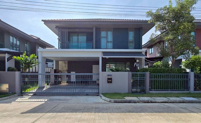 โครงการ สราญสิริ ชัยพฤกษ์ แจ้งวัฒนะ บ้านเดี่ยว 2 ชั้น สร้างสรรค์โดยบริษัท แสนสิริ จำกัด (มหาชน) ตั้งอยู่บนถนนหอการค้าไทย ตำบลบางตะไนย์ อำเภอปากเกร็ด จังหวัดนนทบุรีMinimal Luxury Home – Saransiri Chaiyaphruek–Chaengwattanaบ้านสวยสไตล์มินิมอล ทำเลดี เดินทางง่าย ใกล้เมืองแบบสุด ๆ   ราคาเพียง 6.19 ล้านบ้านเดี่ยวหลังใหญ่ ฟีลเกาหลี–ญี่ปุ่น เรียบ หรู มีระดับ  พื้นที่50.4 ตร.วา3 ห้องนอน | 3 ห้องน้ำ | 1 ลิฟวิ่งใ