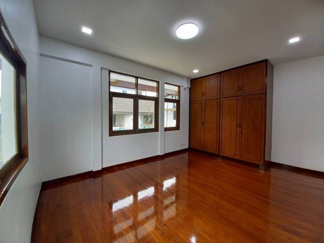 ให้เช่าบ้านเดี่ยว ในซอยพงษ์เพชรนิเวศน์ มี 6ห้องนอน 7ห้องน้ำ  ย่าน ถนนประชาชื่น จตุจักร ใกล้สถานีสายแดงจตุจักรและ 5 นาทีขึ้นทางด่วนรัชดาภิเษก