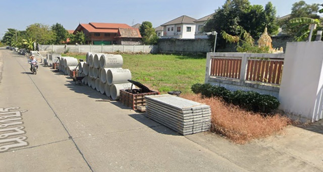 เดอะวอล์ค ราชพฤกษ์ 2.6กม.  รร.เด่นหล้า พระราม 5 2.5 กม.  ที่ดินเปล่าถมแล้ว 402ตร.วา. (1 ไร่) วงเวียนพระราม 5 เซ็นทรัล เวสต์วิลล์ 1.3กม.   