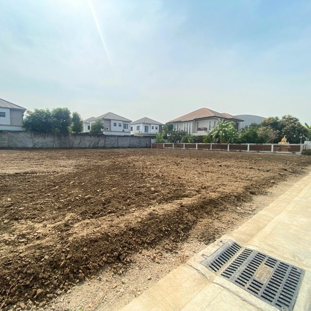 เซ็นทรัล เวสต์วิลล์ 1.3กม. รร.เด่นหล้า พระราม 5 2.5 กม.  ที่ดินเปล่าถมแล้ว 400 ตร.วา. (1 ไร่)  วงเวียนพระราม 5  เดอะวอล์ค ราชพฤกษ์ 2.6กม. 