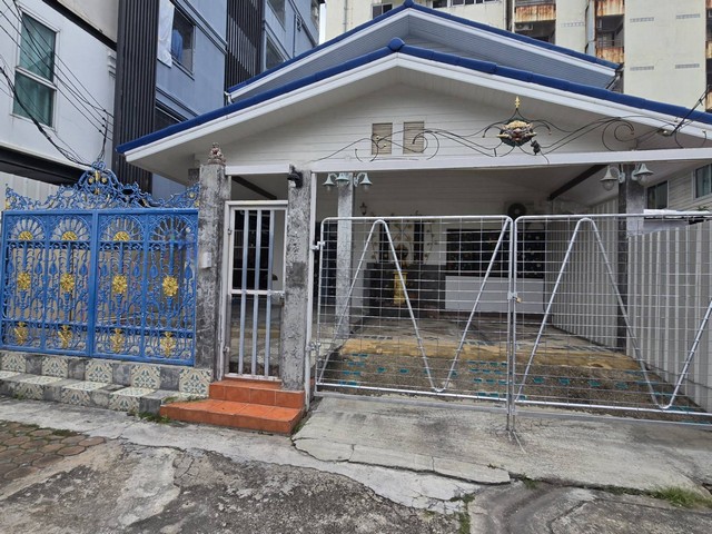 ให้เช่าบ้านเดี่ยว2ชั้น 50ตรว.รัชดา  ห้วยขวาง•5ห้องนอน  2 ห้องน้ำ  1 ห้องครัว   •แอร์จำนวน5เครื่อง•เครื่องทำน้ำอุ่น2เครื่อง•เฟอร์นิเจอร์  •เครื่องซักผ้าฝาหน้า • ตู้เย็น•ตู้เสื้อผ้า   •เตียงเดี่ยว  เตียง 2ชั้น•ไฟฟ้า 3เฟส•ถังน้ำ 2ถัง ปริมาตร 1,500ลิตร•จอดรถ 1 คันอยู่รัชดาภิเษกซอย7  แขวง เขต ดินแดง กรุงเทพฯ 10400สถานที่ใกล้เคียง…  บิ๊กซีรัชดาภิเษก,โรงเรียนเตรียมอุดมศึกษาพัฒนา