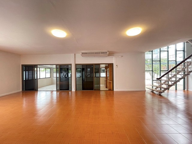 P1620 ให้เช่า บ้านเดี่ยว ซอยรัชดาภิเษกซอย 19 วิภาวดีรังสิต 16 ใกล้ MRT รัชดา เดินทางสะดวก บ้านมีพื้นที่มีสวนบรรยากาศร่มรื่น