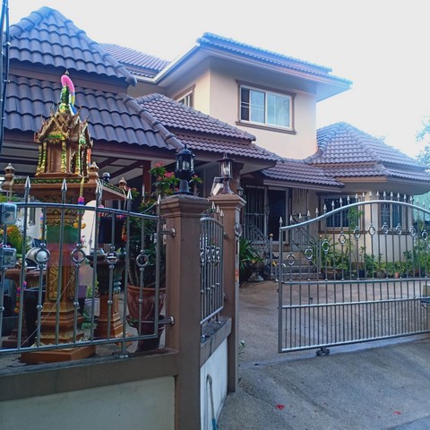 ขายหรือให้เช่า บ้าน 2ชั้น 96ตรว. 4นอน2น้ำ  ขาย6.7ล. ให้เช่า25,000บ. เฟอร์ เครื่องไฟฟ้า ต.หนองหอย อ.เมือง เชียงใหม่ขายบ้าน 2 ชั้น เนื้อที่ 96 ตรว. ต.หนองหอย อ.เมือง จ.เชียงใหม่- ราคา 6.7 ล้านบาท (ุ6,700,000 บาท) ค่าโอนคนละครึ่ง- ให้เช่าเดือนละ 25,000 บาท, ประกัน 50,000บาท, สัญญา1ปีราคานี้รวมเฟอร์นิเจอร์และเครื่องใช้ไฟฟ้า4 ห้องนอน 2 ห้องน้ำ 1 ห้องครัว 1 ห้องอาหาร 1 ห้องโถงใหญ่ ชั้นใต้ดิน กว้างเท่าตัวบ้