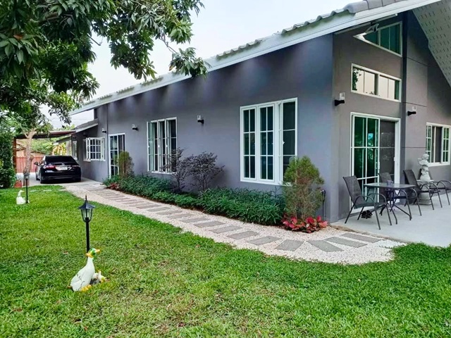  จัดเต็มเฟอร์ฯ  แปลงยาว ฉะเชิงเทราให้เช่าบ้านรีสอร์ทสุดหรู 302ตร.วา. 902ตร.ม. รร.วัดหัวสำโรง 1.6 กม. พร้อมพื้นที่สวนขนาดเล็ก 