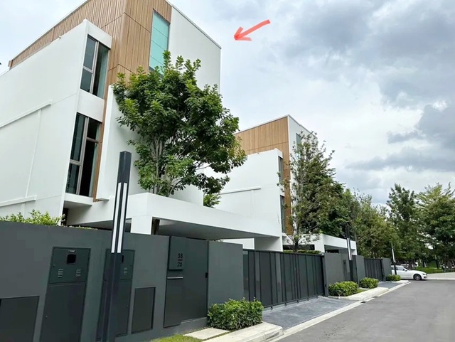 สนามกอล์ฟยูนิโก้ 700 ม. วิวสนามกอล์ฟ  3-4นอน   ถ.กรุงเทพกรีฑา พระราม9 ARLบ้านทับช้าง 2.5 กม. บ้านสไตล์ญี่ปุ่นสุดหรู 3 ชั้น จัดเต็มเฟอร์ฯ 