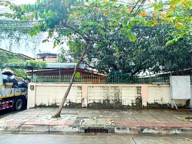 BTS เซนต์หลุยส์ 750 ม. เซ็นทรัล สีลม 1.4 กม.ให้เช่าบ้านเดียว 2 ชั้น รร.นานาชาติเซนต์แอนดรูส์ สาทร 2.0 กม.แหล่งชุมชน ซ.นราธิวาส