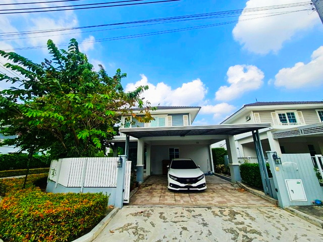 แพรกษา ศรีนครินทร์ สุขุมวิทตกแต่งพร้อมเฟอร์ฯ ร่มรื่น วิวสวน บ้านเดี่ยว 2 ชั้น บางนา รร.นานาชาติคริสเตียน 2.7 กม.  หลังมุม