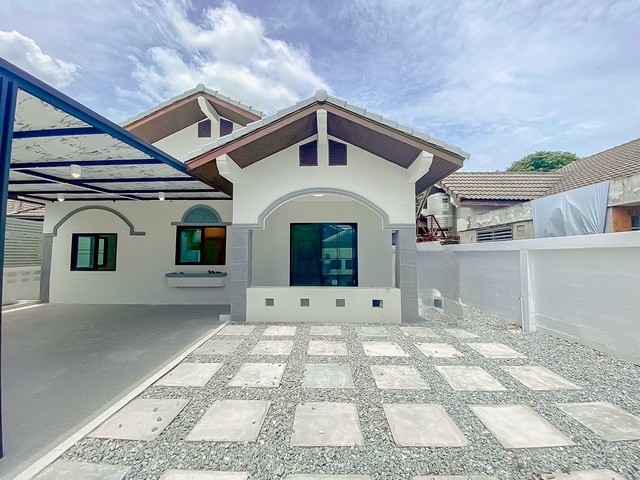 ขายบ้านเดี่ยวชั้นเดียว มบ.ลัดดาเฮ้าส์ ใกล้ตลาดศุภฤกษ์ ศรีราชา ชลบุรี โทร. 095-196-4242 (คุณจุ๊)Line ID : jll689WhatsApp : wa.me/66951964242FB page : https://www.facebook.com/ChulaluckHomeliving/พิกัด ถ.ศรีราชา - หนองยายบู่ หมอย้อย ศรีราชา ชลบุรีรายละเอียด- พื้นที่ 65 ตารางวา- 3 ห้องนอน 2 ห้องน้ำ 2 จอดรถ รายการตกแต่งและต่อเติม- ฟรีเตาแก๊ส+ เครื่องดูดควัน- ฟรีโต๊ะทานข้าว 4 ที่นั่ง- ฟรีถังสำรองน้ำ+ปั๊มน้ำ- ต่อเติมหลังคาโรงจอดรถ, ปูกระเบื้อง- 