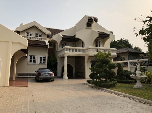 ให้เช่าบ้านเดี่ยว 2 ชั้น หลังใหญ่ ย่านสาทร สวนพลูซอย 6 ใกล้ BTS ช่องนนทรี ใกล้ MRT ลุมพินีราคาเช่า 189,000 บาท / เดือน ( สัญญาขั้นต่ำ 2 ปี ประกัน 3 เดือน ล่วงหน้า 1 เดือน )ที่ตั้ง ถนนสวนพลู ซอยสวนพลู 6 แขวงทุ่งมหาเมฆ เขตสาทร กรุงเทพมหานคร 10120ติดต่อ : คุณภัสพงณ์ 0634098164Line : binkem22https://www.facebook.com/profile.php?id=61581484955548เนื้อที่ 208 ตารางวา พื้นที่ใช้สอย 800 ตารางเมตร จำนวน 2 ชั้น 5 ห้องนอน 6 ห้องน้ำ จอดรถ 4 คันมี 2 ห้องแม่