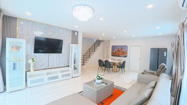 ให้เช่าบ้านเดี่ยว 2 ชั้น หมู่บ้าน CENTRO Vibhavadi ใกล้ รร.นานาชาติฮาร์โรว์ ดอนเมืองราคาเช่า 69,000 บาท / เดือน ( สัญญาเช่าระยะยาว 2-3 ปี ประกัน 2 เดือน ล่วงหน้า 1 เดือน )ราคาเช่า 75,000 บาท / เดือน ( สัญญาระยะสั้น 1 ปี ประกัน 2 เดือน ล่วงหน้า 1 เดือน )ที่ตั้ง ถนนช่างอากาศอุทิศ แขวงดอนเมือง เขตดอนเมือง กรุงเทพติดต่อ : คุณภัสพงณ์ 0634098164Line : binkem22https://www.facebook.com/profile.php?id=61581484955548เนื้อที่ 61.8 ตารางวา พื้นที่ใช้สอย 210 ตาร