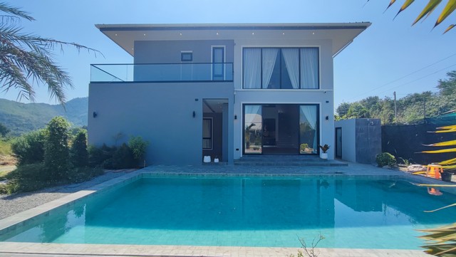 ขายบ้านพูลวิลล่าหัวหิน Pool Villa Hua Hin เดินทางใกล้ทะเล หัวหิน ประจวบคีรีขันธ์ รายละเอียด :กดรูปเพิ่มเติม : https://shorturl.asia/T4enOhttps://www.winnerestateplus.com/ติดต่อพี่เปี๊ยก Tel : 098.628.7956 ขายบ้านพูลวิลล่า Pool Villa Hua Hin  วิวเขา 360 องศา ทั้งวัน วิวพระอาทิตย์ยามเช้า วิวพระอาทิตย์ยามเย็น สูงกว่าระดับน้ำทะเล 80 เมตร วิวภูเขาใกล้ทะเลหัวหิน 20 นาที  ใกล้กรุงเทพ 3 ชั่วโมง บ้านเดี่ยวที่สุดคุ้มค่า ลงทุนไปร่วม 13 ล้าน พิเศษ