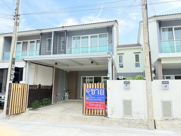  ขายทาวน์โฮม โนโว วิลล์ พุทธสาคร 26 ตรว. 2จอด ต่อเติมแล้ว มีพื้นที่ด้านข้าง เดินทางสะดวก__VDO: https://youtu.be/DquqiO71qF0__รหัส M-12970– เนื้อที่ 25.6 ตร.วา , พื้นที่ใช้สอย 120 ตรม.– หน้าบ้านทิศใต้– 3 ห้องนอน  2ห้องน้ำ– 2 ที่จอดรถ ,กว้าง 6.6 เมตร– ต่อเติมครบหน้า-ข้างบ้าน – เคาน์เตอร์ครัว, เตาพร้อมที่ดูดควัน, ชุดโต๊ะทานข้าว, โซฟา, ชั้นวางทีวี– พัดลมรีโมท, เครื่องทำน้ำอุ่น,​ ปั้ม+ถังเก็บน้ำ,​ ระบบรดน้ำอัต