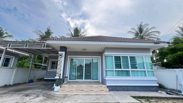 ขายบ้านชั้นเดียว70ตรว. 3นอน2น้ำ 2.39ลบ. พร้อมผู้เช่าเดิอนละ 10,000บ. พร้อมเฟอร์ บ้านน้ำโจ้ ซอย9 ต.ดอนแก้ว อ.สารภี เชียงใหม่ขายหรือให้เช่า บ้านเดี่ยวชั้นเดียว พื้นที่ 70 ตรว. - ขายราคา 2.39 ลบ. (2,390,000 บาท)- พร้อมมีผู้เช่าบ้าน ได้ค่าเช่า 10,000 บาท ต่อ เดือน สัญญาเช่าสิ้นสุด 15 ธ.ค.2569ขนาดที่ดิน 70 ตร.ว.ขนาดพื้นที่ใช้สอย 120 ตร.ม.จำนวนห้องนอน 3 ห้องจำนวนห้องน้ำ 2 หัอง พร้อมเครื่องทำน้ำอุ่น มีฝารอง