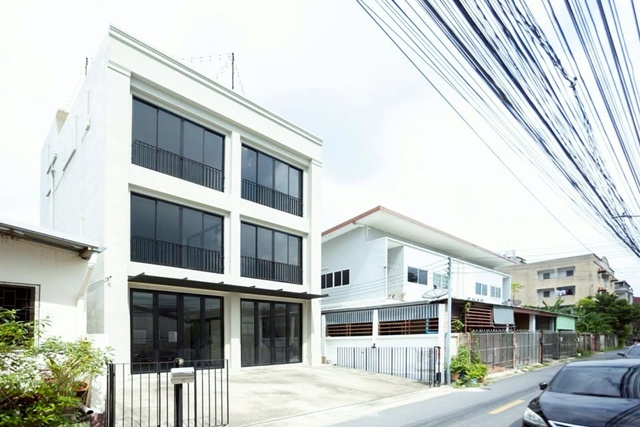  สุขุมวิท เซ็นทรัล บางนา 900ม.ให้เช่าสำนักงาน ออฟฟิศ 3.5 ชั้น ไบเทค บางนา 2กม.บางนา-ตราด 7-17 MRTศรีอุดม 1.8กม.รวมดาดฟ้า 320 ตร.ม. 25 ตร.วา. 99,998B-M. รร.นานาชาติเบิร์คลีย์ 3.0 กม. 4 นอน 5 น้ำ โปร่ง โล่ง สบาย แหล่งชุมชน หาของกินง่าย เสรีเซ็นเตอร์ 2.5 กม.บางนา-ตราดBITEC Bangna 2km. Bangna-Trad 7-17 MRT SriUdom 1.8km. Central Bangna 900 m.Office for rent 3.5-storey including rooftop 320 sq.m 25 sq.wa. 99,998B-M.  Berkeley International School 3.0 km. 4 bed 5 bath airy spacious comfortable. Community area easy access to restaurants. Seri Center 2.5 km. Sukhumvit Road Bangna-Tradทางคู่ขนานบางนา-ตรา