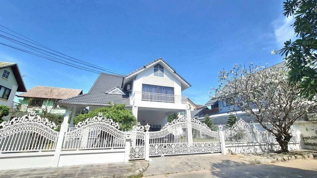 #เปิดจอง##บ้านรีโนเวท  #บ้านหลังใหญ่มาก บ้านพร้อมอยู่ รอคุณมาเป็นเจ้าของกันอยู่นะคะ รีบๆมาจับจองกันนะคะ น้องยังว่างนาาา..#SาคาVาย 8,900,000บาทจองวันนี้ ฟรีทันทีค่าใช้จ่ายในวันโอนรายละเอียด: บ้านเดี่ยว2ชั้น  ต.สุรศักดิ์ อ.ศรีราชา จ.ชลบุรี #รีโนเวทใหม่ พื้นที่ 98.3ตารางวา พื้นที่ใช้สอย 178ตาราเมตร- 3ห้องนอน 3ห้องน้ำ 1ห้องแม่บ้าน 1ห้องครัว - จอดรถได้ 2-3คัน- เฟอร์นิเจอร์ลงให้ครบ