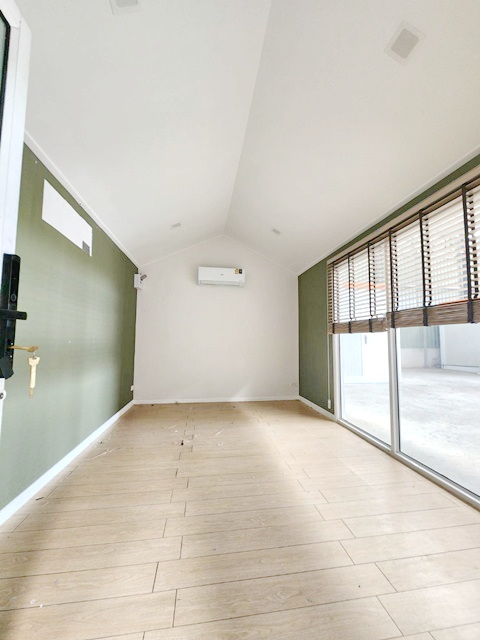 ย้ายที่ทำงาน ชิงเกิ้ลรูฟ ปูกระเบื้องยาง จตุโชติ 1.8 กม.ขายขาดทุนรีบระบายออก ขายบ้านน็อคดาวน์ ตกแต่งสวย กาญจนาภิเษก ออเงิน สายไหม สนามบินดอนเมือง 5 กม.  ตลาดวงแหวนออเงิน 2.8กม. 109,998 B-M ปั๊มน้ำมัน Shell จตุโชติ 1.8 กม.Selling at a loss, selling quickly, moving to a new workplace Or Ngern Ring Road Market 2.8 km. Chatuchak 1.8 km. Knockdown house for sale, shingle roof, rubber tile flooring, beautiful decoration, Kanchanaphisek, Or Ngern, Sai Mai, Don Mueang Airport 5 km. 109,998 B-M Shell gas station Chatuchak 1.8 km. ถ. กาญจนาภิเษก แขวงออเงิน เขตสายไหม กรุงเทพมหานคร 