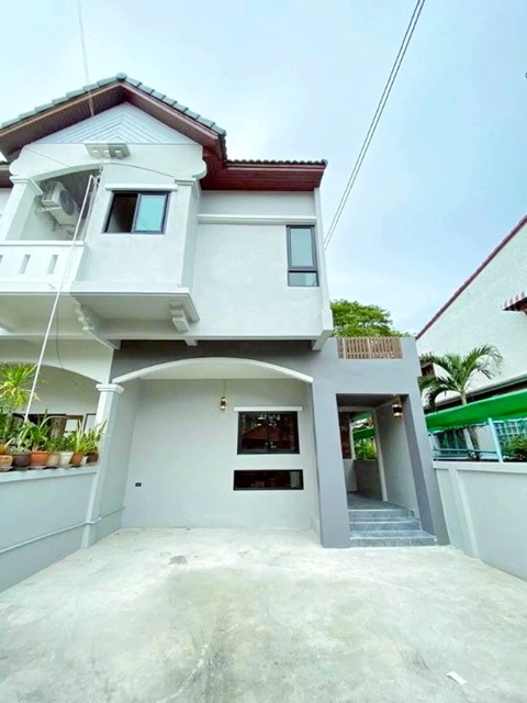  หาของกินง่าย เดินทางสะดวก ถ.รามคำแหง ศรีนครินทร์MRTหัวหมาก800ม. รพ.รามคำแหง 400 ม.ให้เช่าทาวน์โฮม 2 ชั้น 27 ตร.วา. 220 ตร.ม.  ใหม่ สวย หรู  พร้อมเฟอร์ฯ 3 นอน 2 น้ำ รร.นานาชาติแอดเวนต์รามคำแหง 2.5 กม. 24,999 B-M. แหล่งชุมชน ช้อปปิ้ง เดอะมอลล์ บางกะปิ 1.3 กม.MRT HuaMak.800m.Ramkhamhaeng Hospital 400m. 2-story townhouse for rent 27sq.wa. 220sq.m. New beautiful luxurious fully furnished 3bed 2bath 2.5km. to Advent International School Ramkhamhaeng. 24,999B-M.  Community and shopping areas. The Mall Bangkapi 1.3 km. away. Easy access to food and convenient transportation on Ramkhamhaeng Road. and Srinakarin Road. แยก - หัว