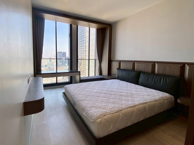 LV53337 ขาย คอนโด โนเบิล เพลินจิต คอนโดพร้อมอยู่ ติดรถไฟฟ้า BTS เพลินจิต พร้อมทั้งลิฟต์ส่วนตัวทุกยูนิตราคาขาย : ราคาขาย 14.5 ล้านบาท  /  ราคาต่อตารางเมตร ประมาณ 237,900 บาท/ตร.ม (ขายพร้อมผู้เช่า สัญญาสิ้นสุดมีนาคม 2569)ที่ตั้ง : ถนนเพลินจิต แขวงลุมพินี เขตปทุมวัน กรุงเทพฯชื่อโครงการ : โนเบิล เพลินจิต / NOBLE PLOENCHITรายละเอียด :- ขนาด 60.96 ตร.ม.- อาคาร C ชั้น 33- 1 ห้องนอน - 1 ห้องน้ำ- ดีไซน์ทันสมัยพร้อม