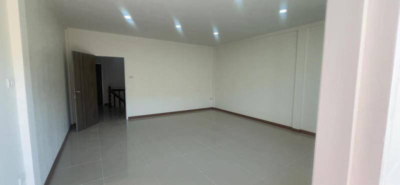 ขายทาวน์เฮ้าส์ 2 ชั้น รีโนเวทใหม่ สวยมาก!ซอยเทศบาล 26 ซอย 2 แยก 2 ถนนมิตรภาพ ต.ปากช่อง อ.ปากช่อง จ.นครราชสีมา———————————————————————รายละเอียดทรัพย์ขนาด: 20 ตารางวา | หน้ากว้าง 6 เมตร2 ห้องนอน/ 2 ห้องน้ำ/2 ที่จอดรถรีโนเวทตกแต่งใหม่ พร้อมเข้าอยู่ได้ทันทีทำเลดี ใกล้ถนนมิตรภาพ เข้าออกสะดวกบรรยากาศดี เหมาะอยู่อาศัยหรือลงทุนปล่อยเช่าบ้านสวยมาก คุ้มค่าราคา————————————