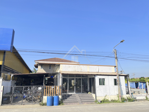 BHL1165บ้านเดี่ยว 2 ชั้น พร้อมโกดัง ตลาดไอยรา - ตลาดไท  คลองหลวงที่ตั้ง : 7/19 ซอยเทพกุญชร 1 ตำบล คลองหนึ่ง  อำเภอ คลองหลวง ปทุมธานี 12120รายละเอียด- เนื้อที่ 109 ตร.ว. พื้นที่ใช้สอย 200 ตร.ม.- 4 ห้องนอน 2 ห้องน้ำ - 1 ห้องรับแขก 1 ห้องทำงาน- 1 ห้องครัว  - แอร์  3  ตัว- 1 ที่จอดรถ- หน้าบ้านหันทิศใต้-  เหมาะทั้งอยู่อาศัยและประกอบกิจการสถานที่ใกล้เคียง- ฟิวเจอร์พาร์ค รังสิต- Tesco Lotus คลองหลวง- แม็คโคร คลอ