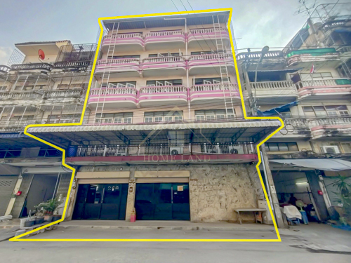 BHL1166อาคารพาณิชย์ 4.5 ชั้น 3 คูหา ตีทะลุ ประชาอุทิศ 27ที่ตั้ง :  ซอย ประชาอุทิศ27 ถนนประชาอุทิศ แขวงบางมด เขตทุ่งครุ กรุงเทพรายละเอียดบ้าน- เนื้อที่ 56 ตร.ว. พื้นที่ใช้สอย 432 ตร.ม. - 3 ห้องนอน 5 ห้องน้ำ- จอดรถได้ 2-3 คัน - มีลิฟท์สำหรับขนสินค้าทุกชั้น- แถมปั้มน้ำ แท้งค์น้ำ ขนาดใหญ่- หน้าบ้านหันทิศตะวันออกเฉียงเหนือ- ต่อเติมชั้นลอย และ ชั้นดาดฟ้า- เดินไฟฟ้าโรงงาน รางไฟยาว มีพัดลมเพ